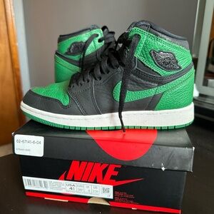 Nike Air Jordan 1 Retro High OG GS Box in Black and Red